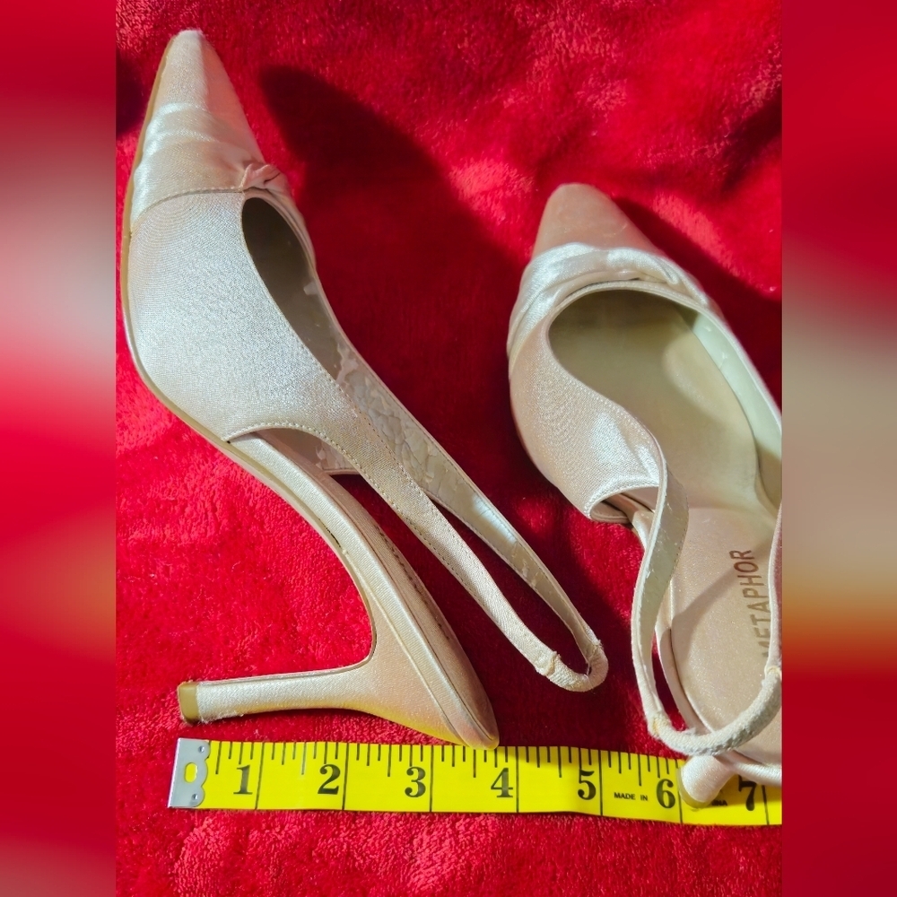 Metaphor Champagne Satin Pointed-Toe Slingback Heels w/Leather Sole-Size 8.5 - Picture 5 of 9